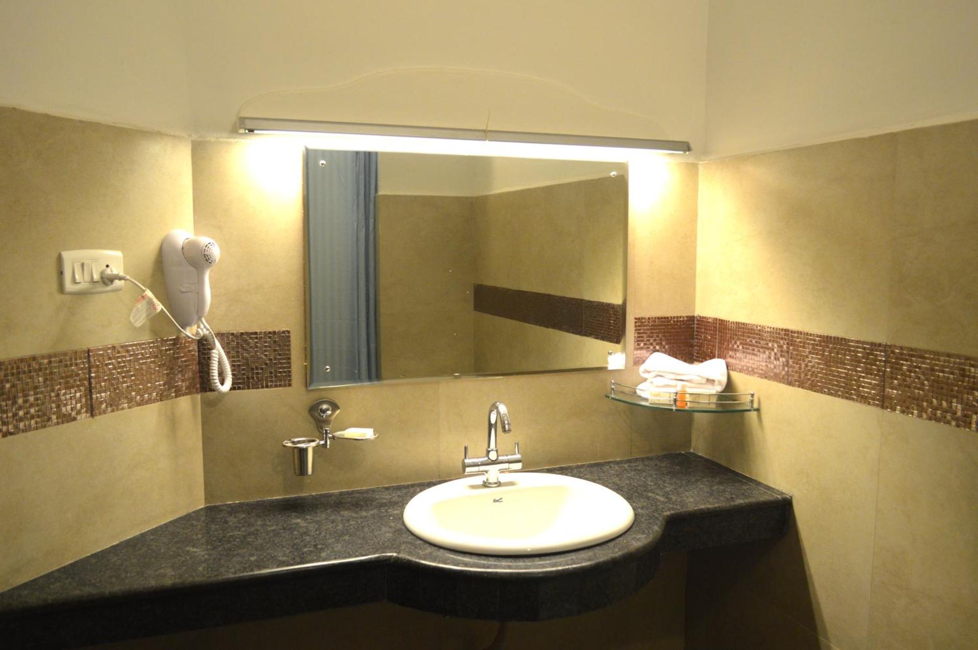 Hotel Aida Котаям Екстериор снимка