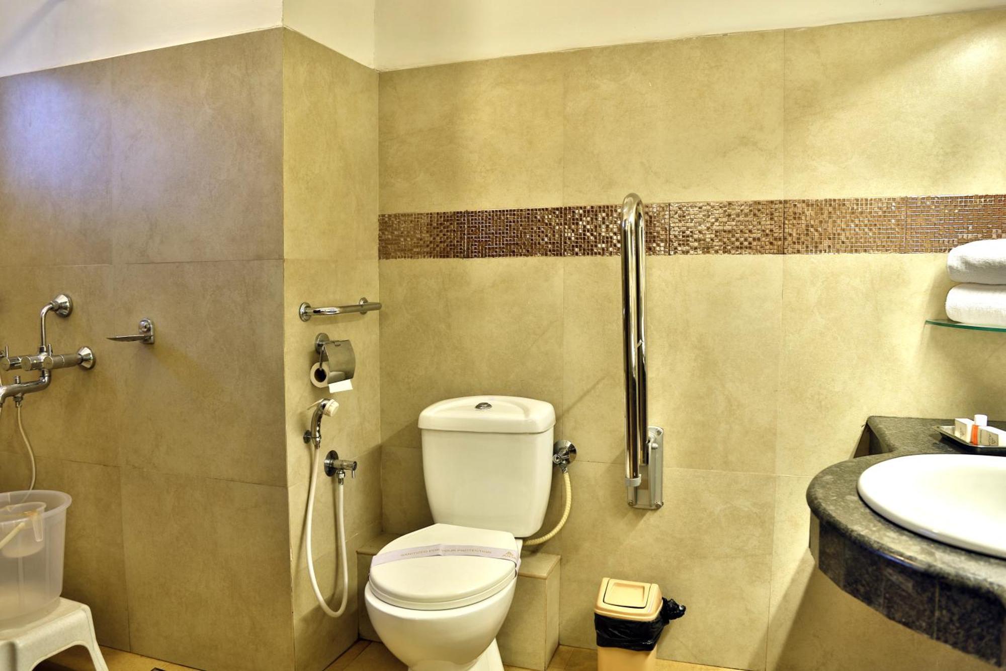 Hotel Aida Котаям Екстериор снимка