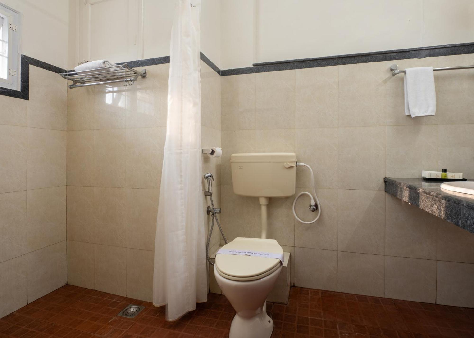 Hotel Aida Котаям Екстериор снимка