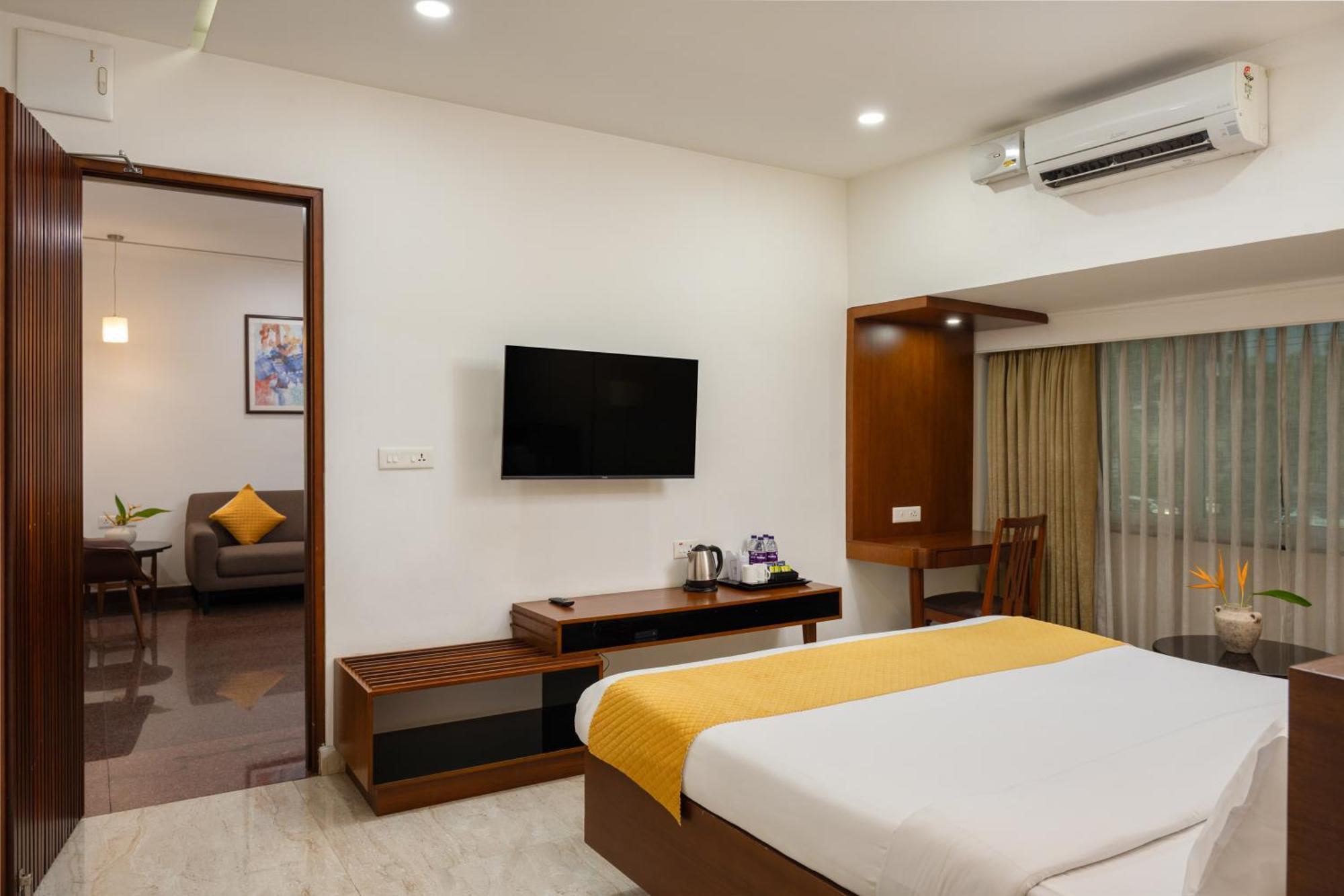 Hotel Aida Котаям Екстериор снимка