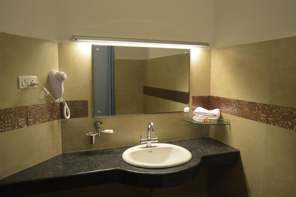 Hotel Aida Котаям Екстериор снимка